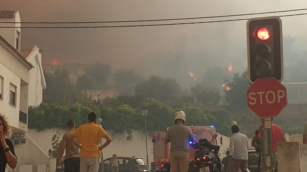 Ardeu tanque dos Bombeiros de Pinhal Novo em Palmela. Há quatro bombeiros feridos