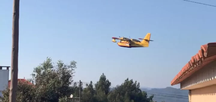Mais de 200 bombeiros e 10 meios aéreos combatem incêndio de grandes dimensões em Figueiró dos Vinhos