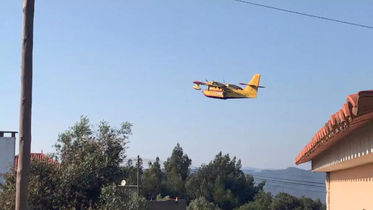Mais de 200 bombeiros e 10 meios aéreos combatem incêndio de grandes dimensões em Figueiró dos Vinhos