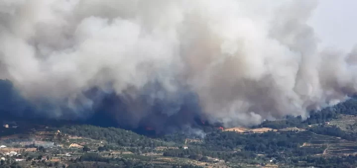 Mais de 400 bombeiros combatem gigantesco incêndio na zona do Fundão e Covilhã