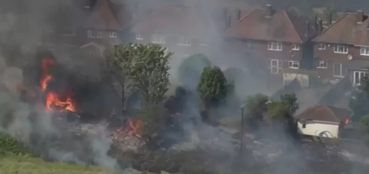 Incêndio destrói várias casas e obriga à retirada de pessoas em zona residencial de Londres
