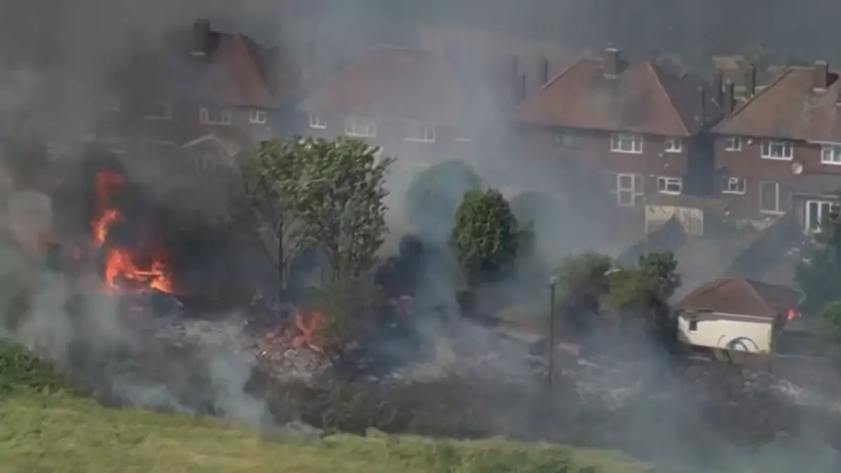 Incêndio destrói várias casas e obriga à retirada de pessoas em zona residencial de Londres