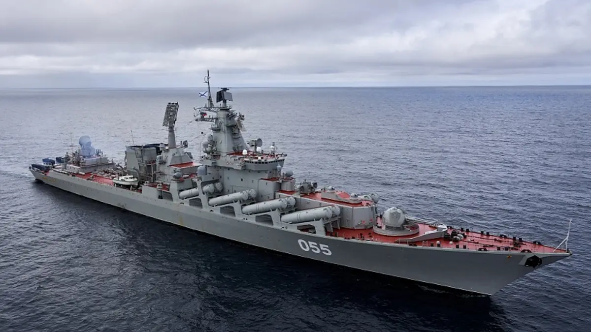Navio de guerra gigante russo com 64 mísseis de longo alcance está ao largo de Portugal