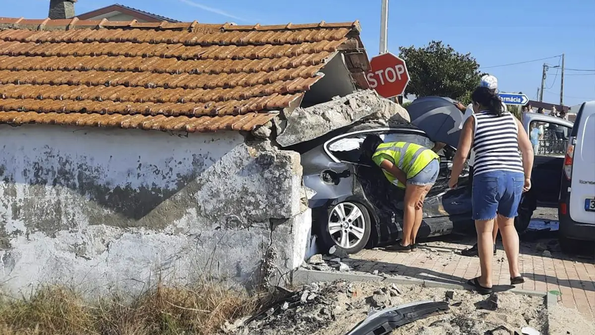 Um morto e quatro feridos após carro colidir com casa perto da praia do Areão, em Vagos