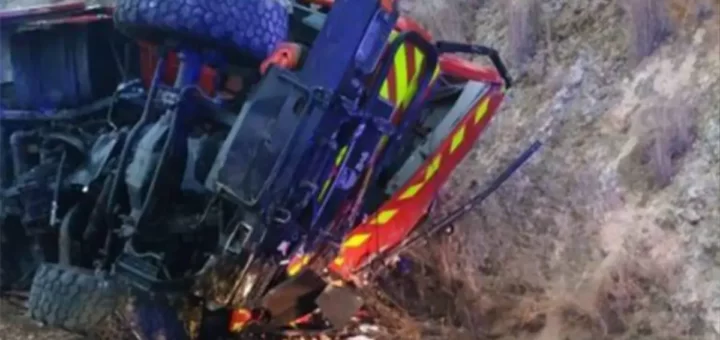 Dois bombeiros feridos em acidente com veículo da corporação em Alcanena