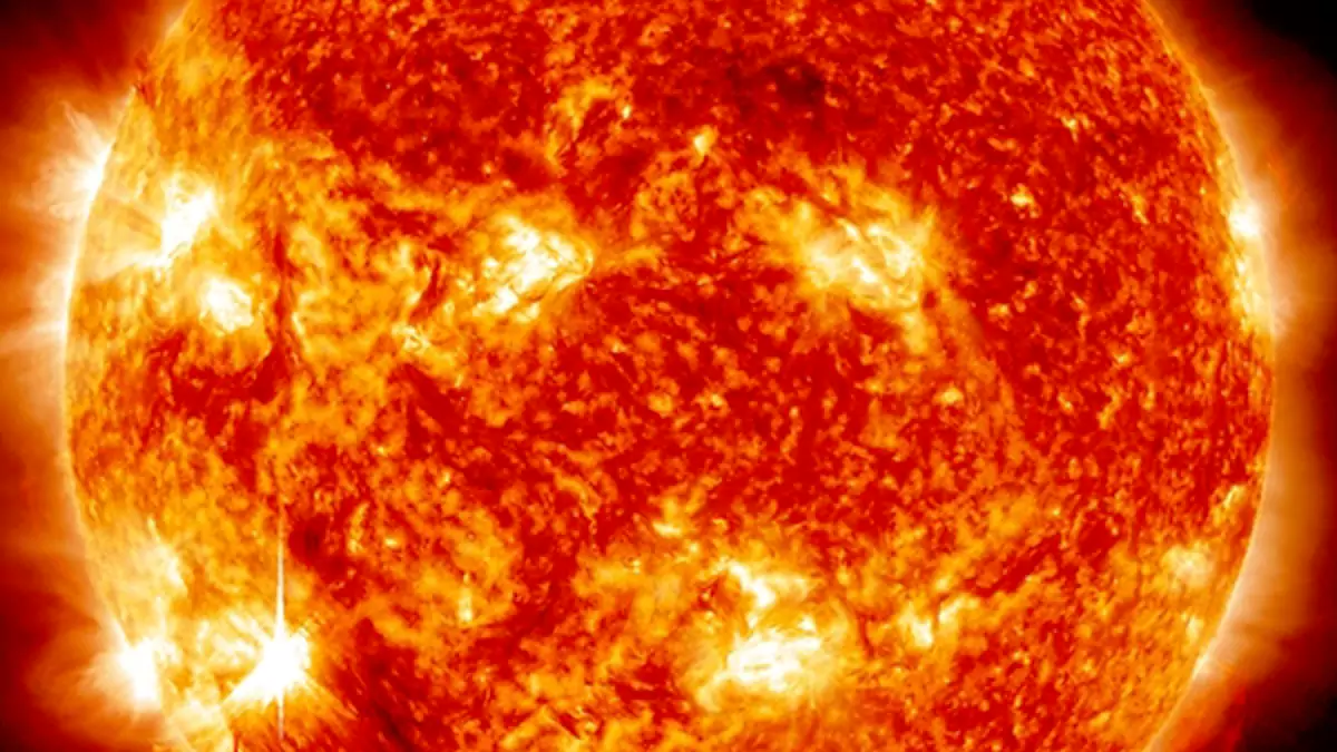 Tempestade solar deve atingir o planeta esta quarta-feira, após buraco se abrir no Sol