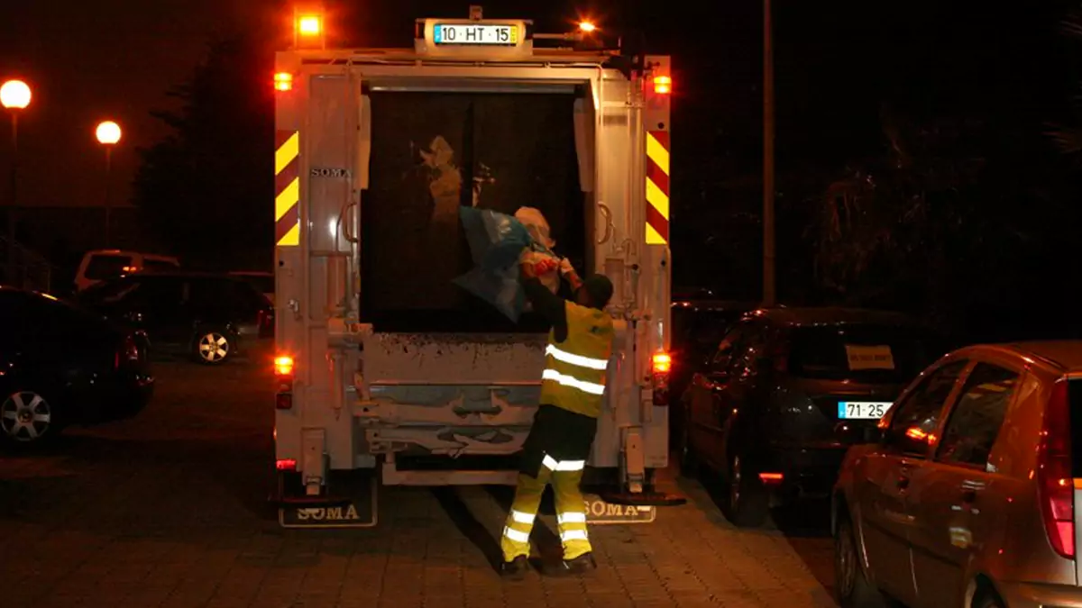 Trabalhador de recolha do lixo perde a vida ao cair do camião em Viana do Castelo