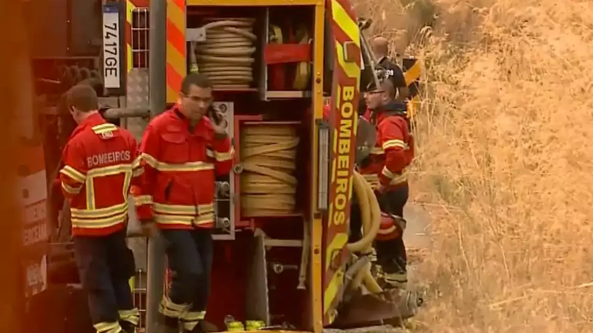 Camião com cinco bombeiros tem acidente no incêndio da Serra da Estrela. Há feridos graves