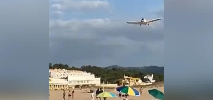 Homem chuta bola contra asa de avião na Praia das Maçãs e assusta pessoas, em Sintra