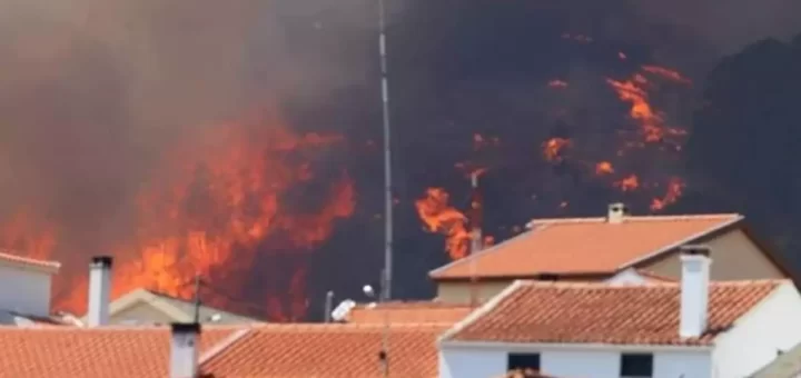 Dois veículos dos bombeiros e duas casas ardem no incêndio na Serra da Estrela