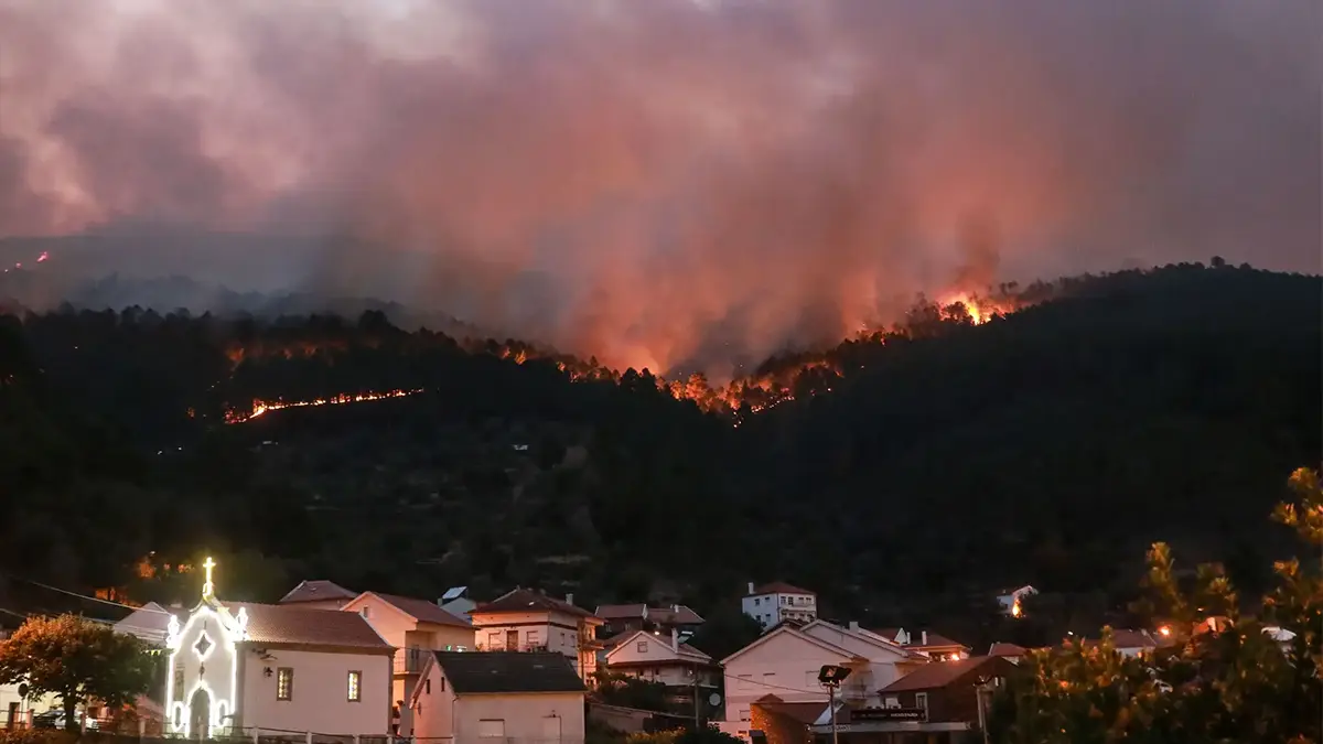 Duas viaturas com 7 bombeiros estão desaparecidas num incêndio na Serra da Estrela