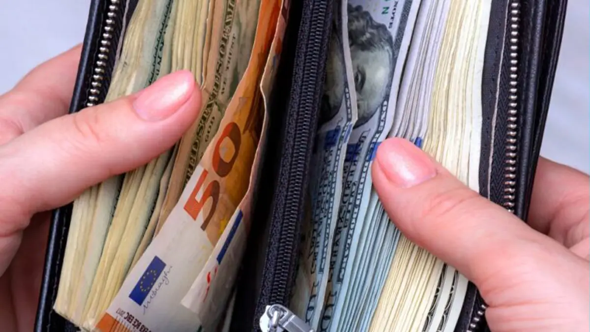 Mulher 'perde' 30 mil euros enquanto apanhava moedas num parque de supermercado em Almancil: “Agachei-me para apanhá-las”