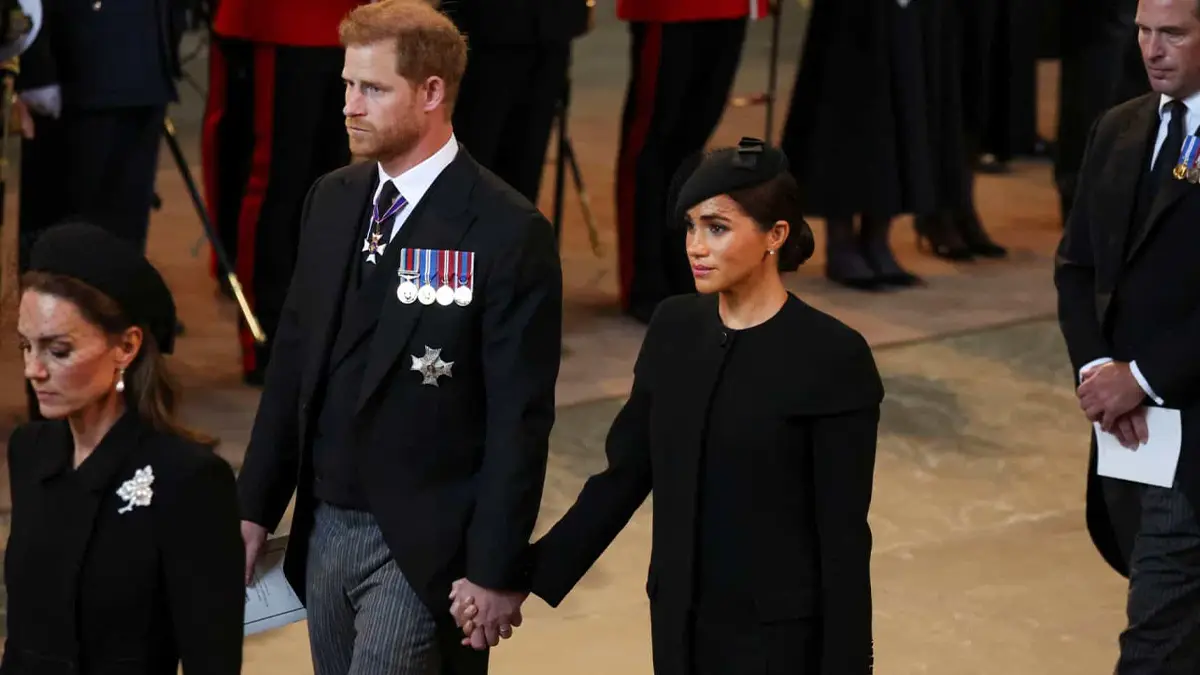 Príncipe Harry e Meghan Markle quebram protocolo e dão as mãos durante cortejo fúnebre