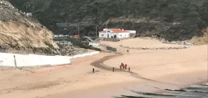 Homem perde a vida na praia do Magoito em Sintra. Esposa assiste a tudo