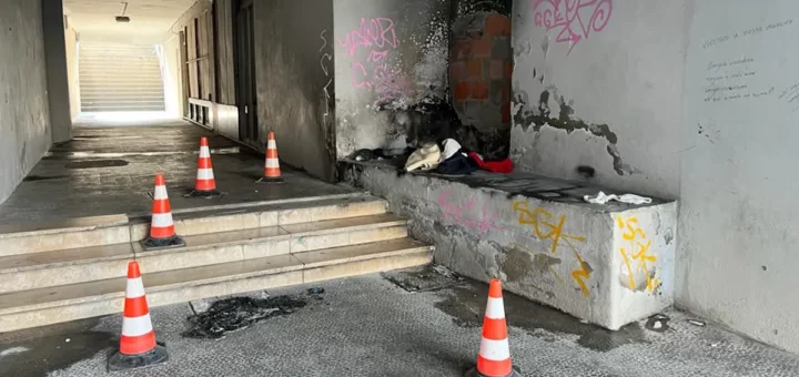 Grupo de homens pega fogo a sem-abrigo a dormir junto a um prédio no Porto