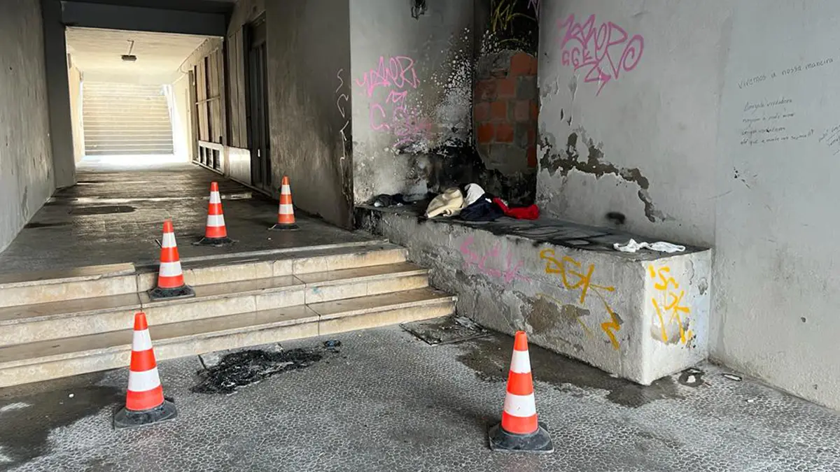 Grupo de homens pega fogo a sem-abrigo a dormir junto a um prédio no Porto