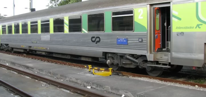 Comboio Intercidades obrigado a paragem de emergência após colidir com javali