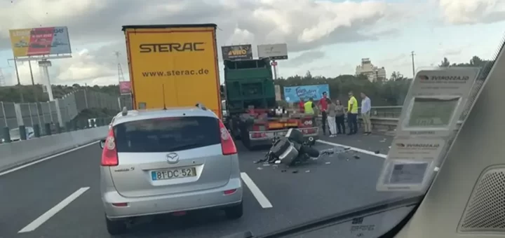 Motociclista perde a vida em colisão com camião na A1, em Vila Franca de Xira