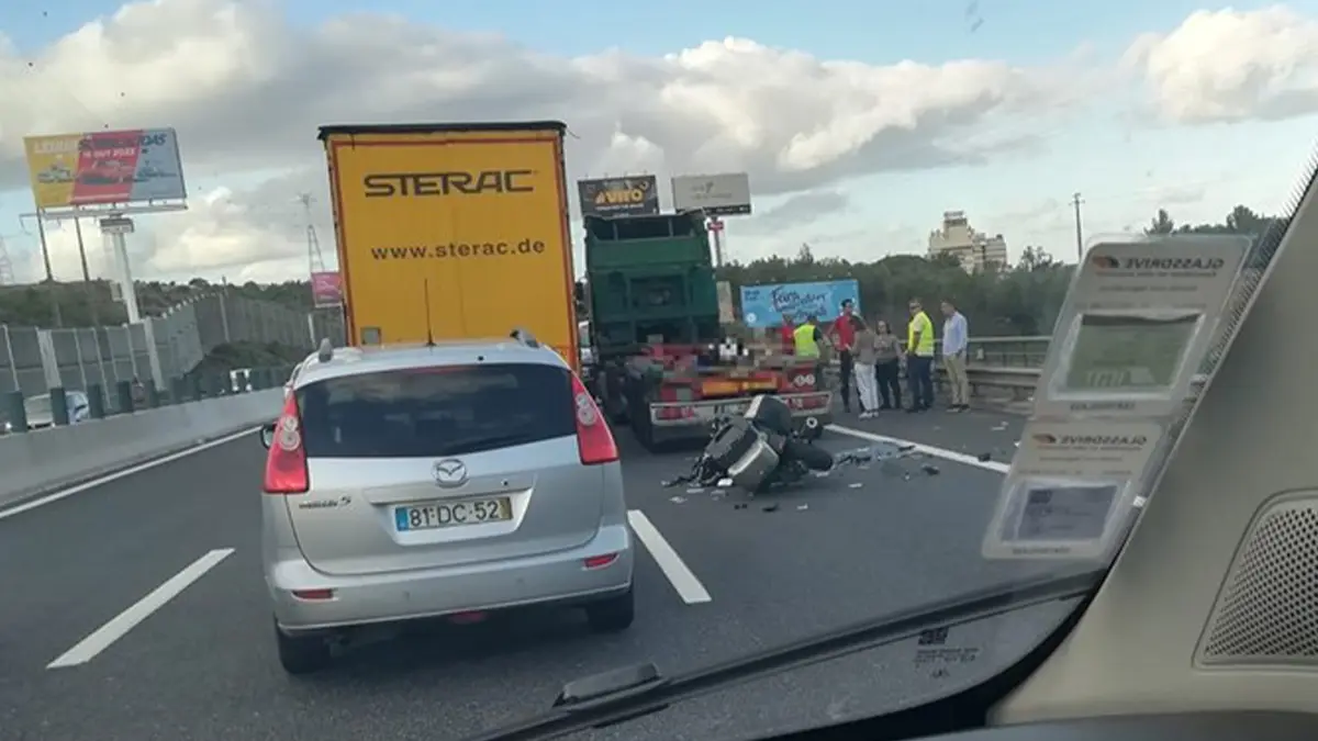 Motociclista perde a vida em colisão com camião na A1, em Vila Franca de Xira