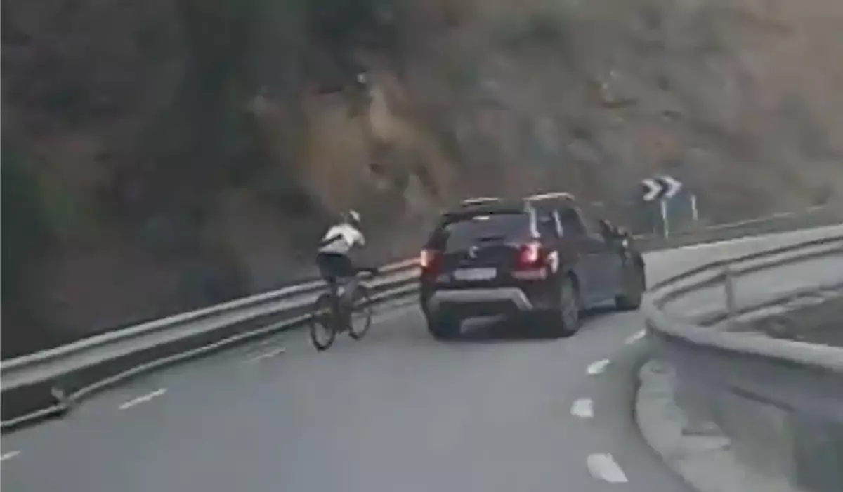 As imagens que estão a revoltar Espanha: Ciclista força ultrapassagem perigosa e provoca acidente
