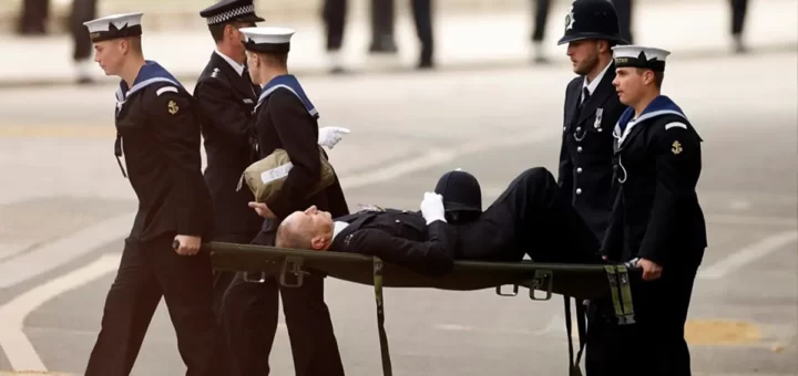 Polícia sente-se mal e desmaia durante funeral da Rainha Isabel II