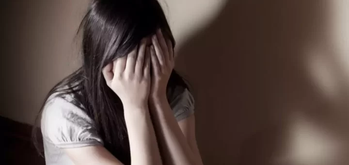 "Na comunidade cigana é normal": Homem abusa da namorada do filho, de 16 anos, para a ensinar como engravidar