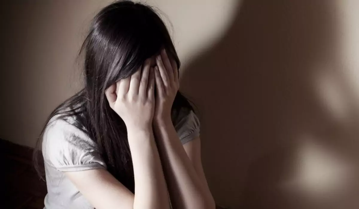 "Na comunidade cigana é normal": Homem abusa da namorada do filho, de 16 anos, para a ensinar como engravidar