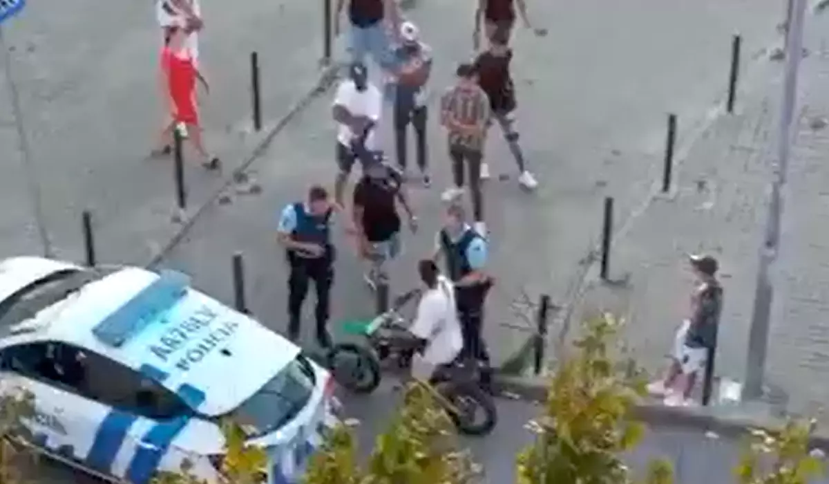 Grupo familiar cerca PSP em Lisboa para motociclista sem capacete e matrícula se pôr em fuga do local