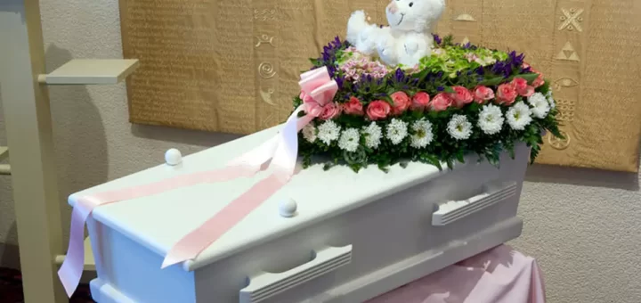 Menina de 3 anos dada como morta acorda no próprio funeral e morre horas depois desidratada