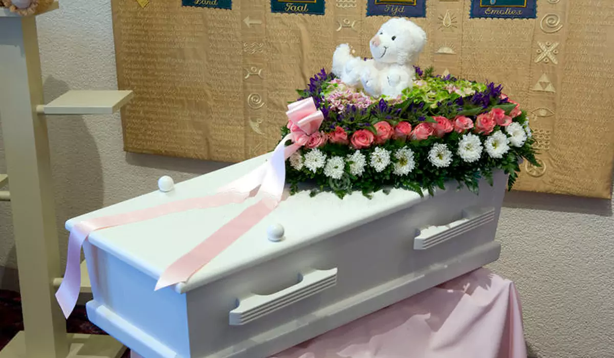 Menina de 3 anos dada como morta acorda no próprio funeral e morre horas depois desidratada
