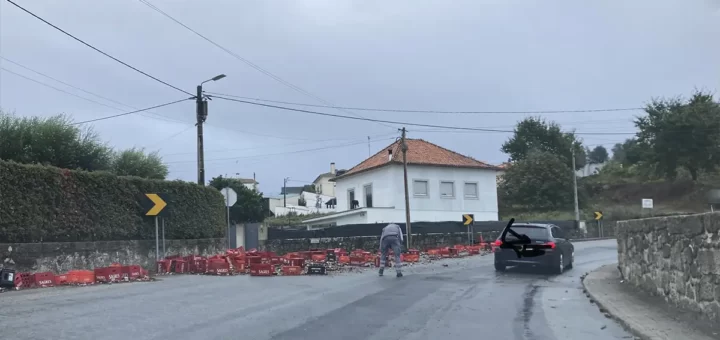 Camião espalha grades de cerveja pela rua em curva apertada em Viana do Castelo