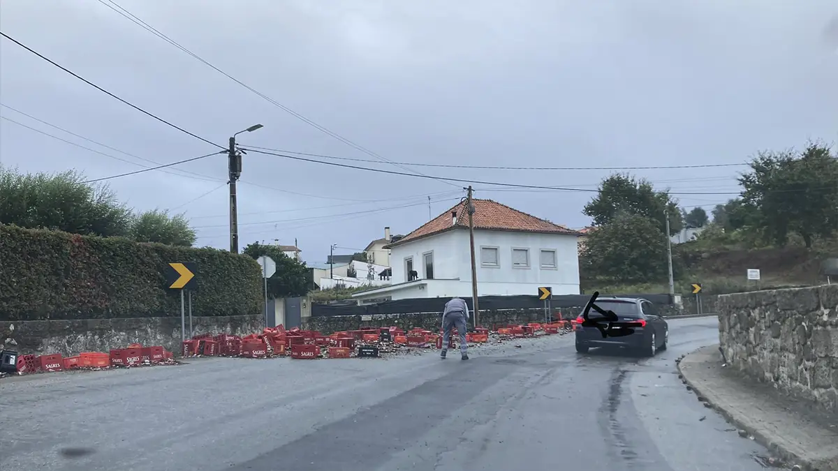 Camião espalha grades de cerveja pela rua em curva apertada em Viana do Castelo