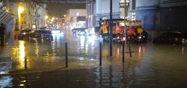 Chuva forte aliada à maré cheia provoca inundações em várias ruas de Lisboa