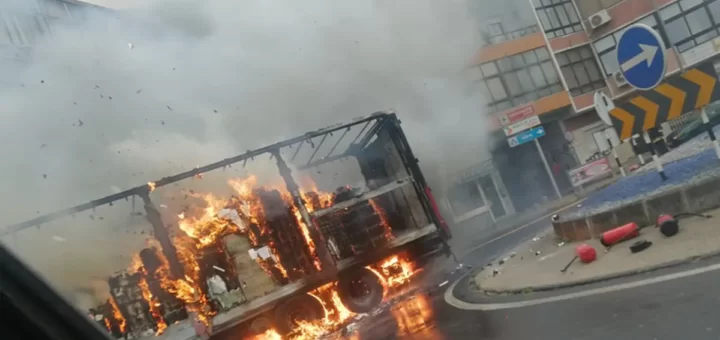Camião carregado com papel higiénico pega fogo no Seixal. 14 bombeiros combatem as chamas
