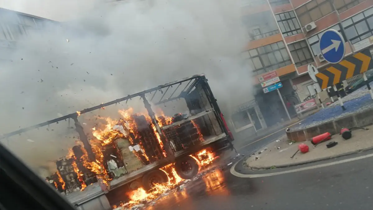 Camião carregado com papel higiénico pega fogo no Seixal. 14 bombeiros combatem as chamas