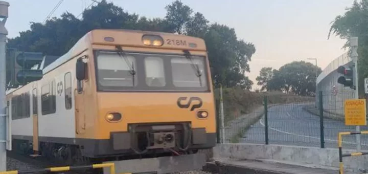 Mulher morre atropelada por comboio na passagem de nível em Espinho