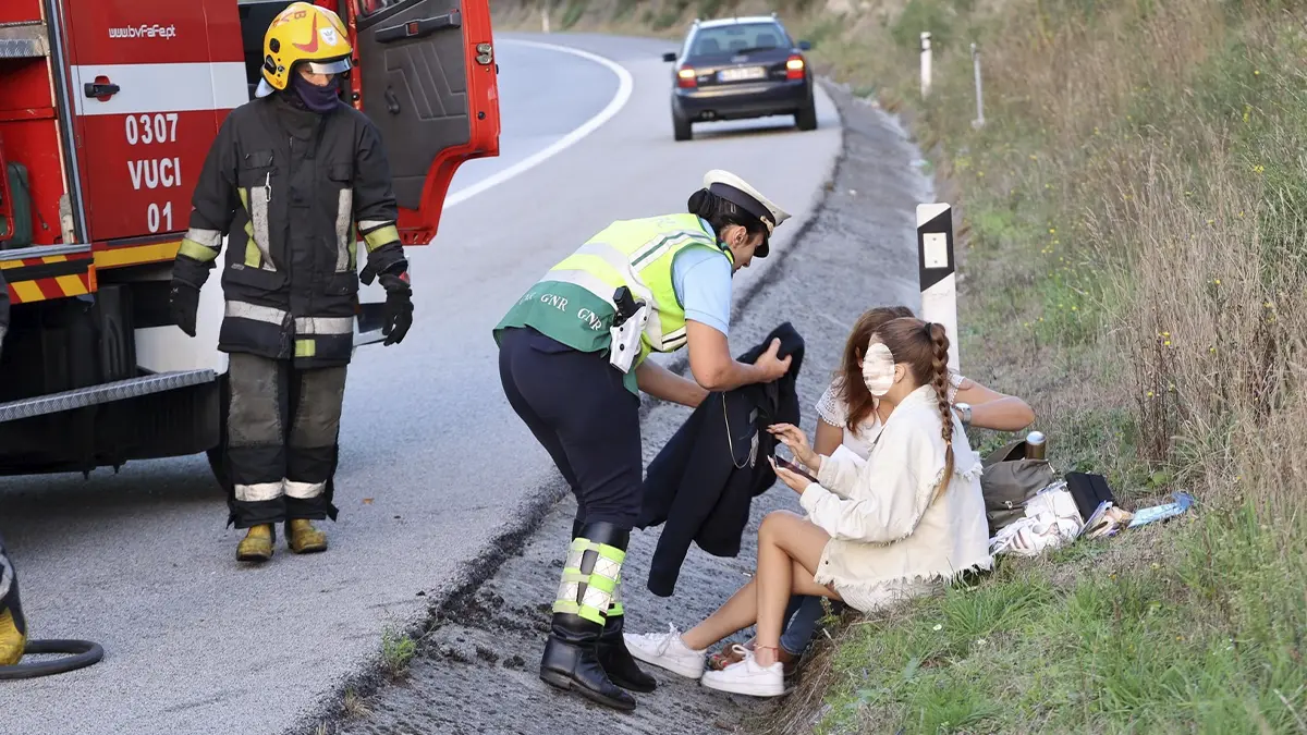 "Gesto humano": GNR de Fafe viraliza após ajudar vítimas de incêndio na autoestrada