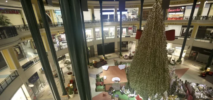 Centros comerciais vão ter luzes de Natal apagadas devido à crise energética