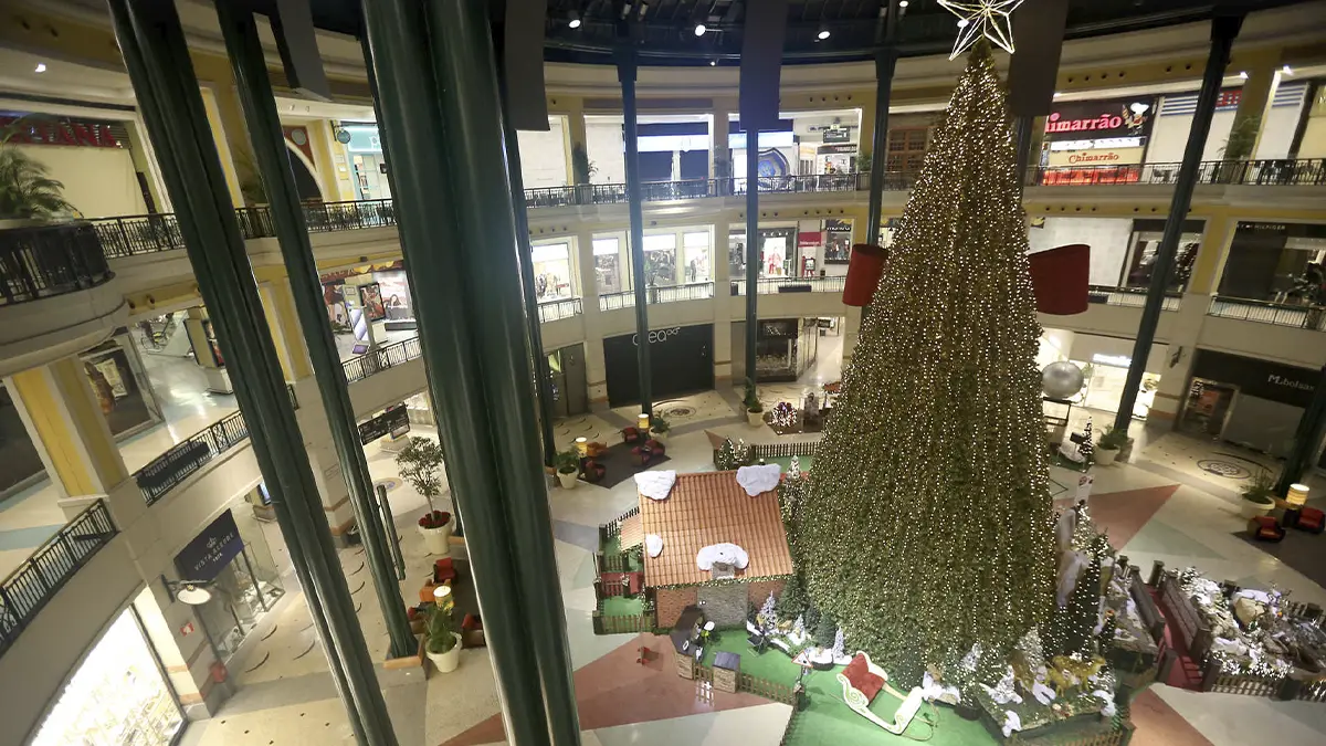 Centros comerciais vão ter luzes de Natal apagadas devido à crise energética