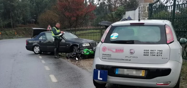 Mercedes despista-se e colide com jovem motociclista em aula de condução