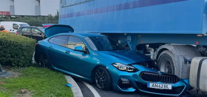 BMW amassado por camião em Braga