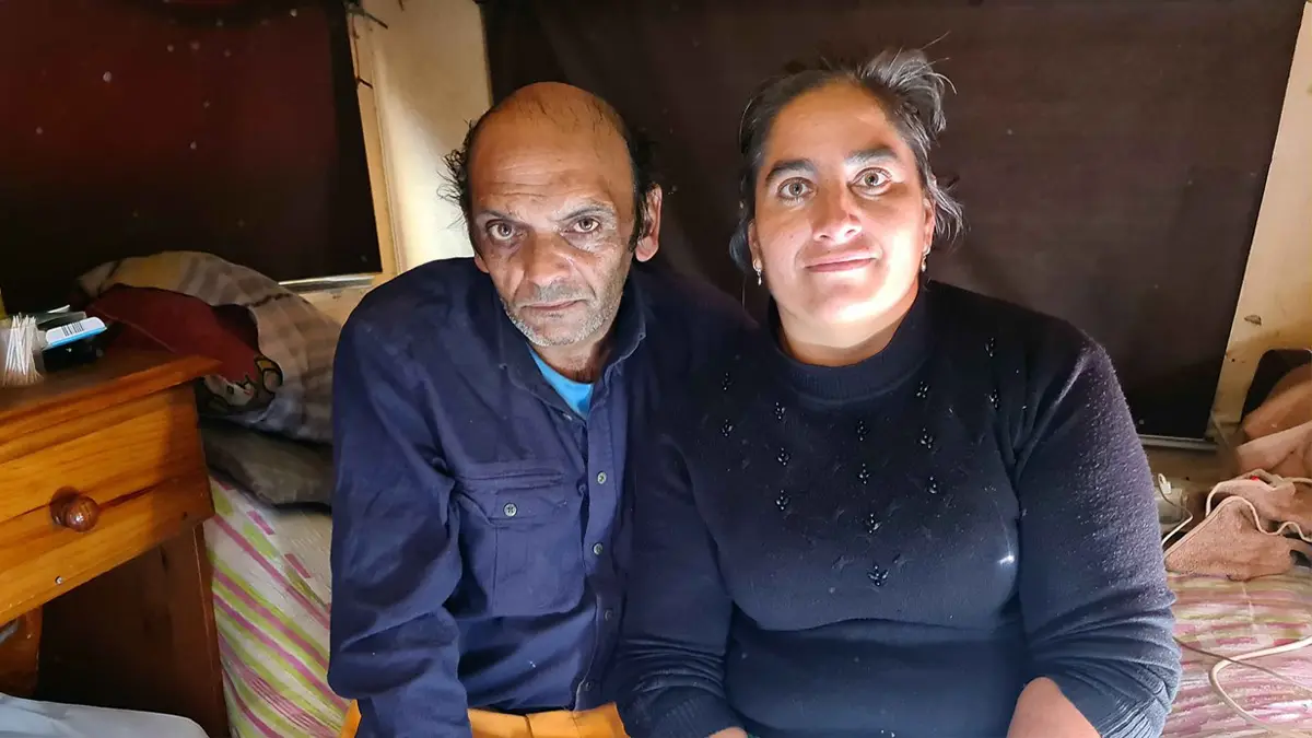 Casal em dificuldades vive em rulote há seis anos: "Dormimos agarradinhos para enfrentar o frio"