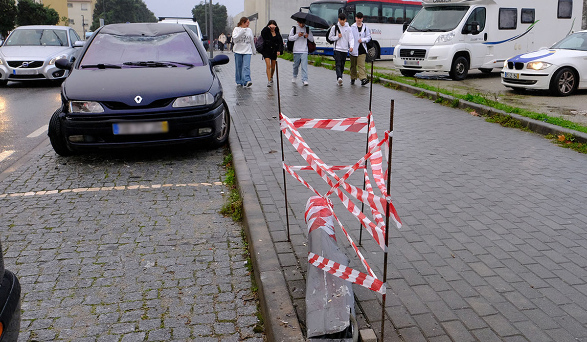 Read more about the article Dois jovens de 15 e 16 anos fogem de colégio, roubam autocarro e provocam grave acidente em Viana