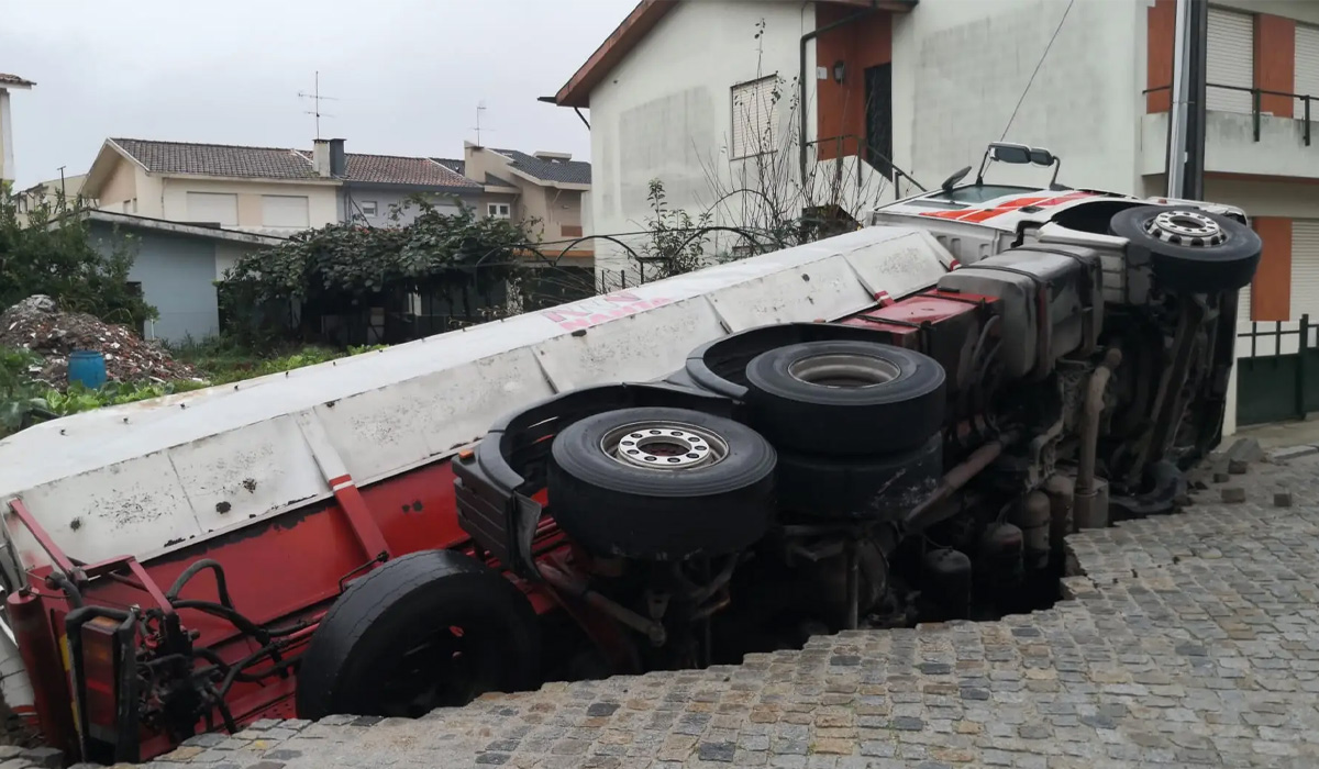 Read more about the article Camião cai para dentro de cratera que se abriu na estrada em plena localidade de Maia