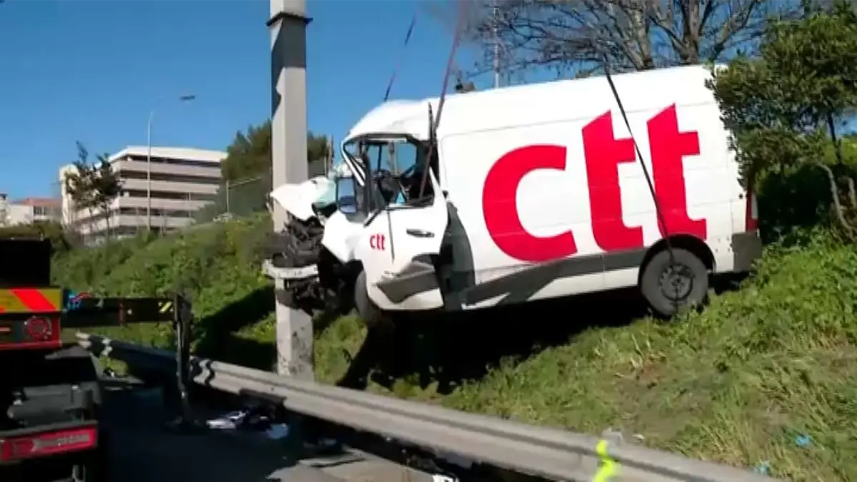 Jovem de 24 anos gravemente ferido em despiste numa carrinha dos CTT em Lisboa