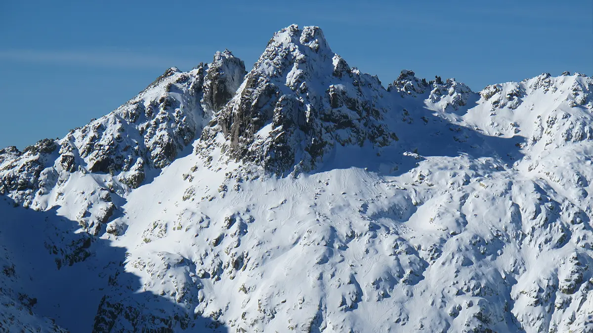 Alpinista português perde a vida em queda de 100 metros ao escalar o Pico de Almançor, em Espanha