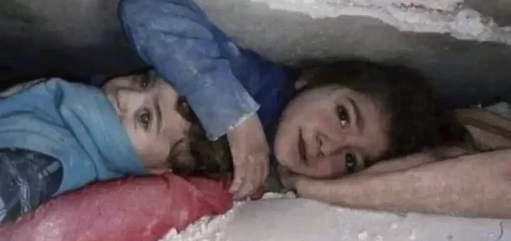 Menina protege irmão mais novo enquanto esperam para ser salvos dos escombros dos sismos na Turquia