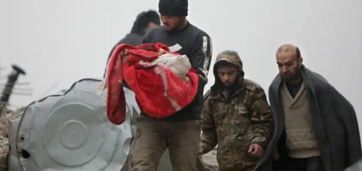 Pai chora morte do filho bebé resgatado sem vida dos escombros na Síria