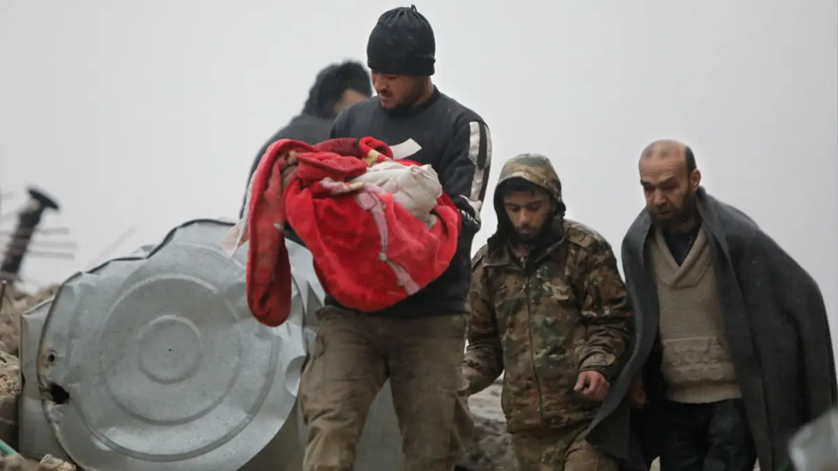 Pai chora morte do filho bebé resgatado sem vida dos escombros na Síria