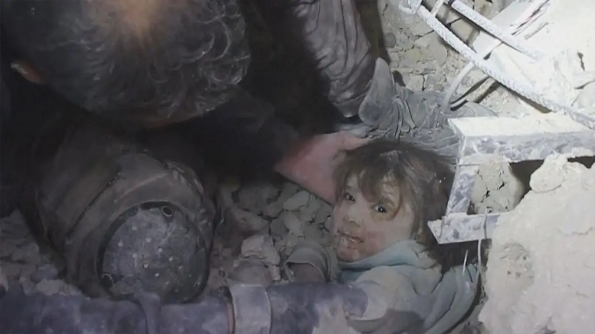 Homem levanta pedras no meio dos escombros e encontra menina com vida na Síria
